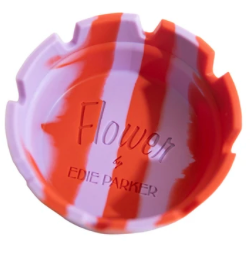 Santa Cruz Shredder medium 4-piece grinder with textured grip and clear top, designed for efficient grinding and storage.